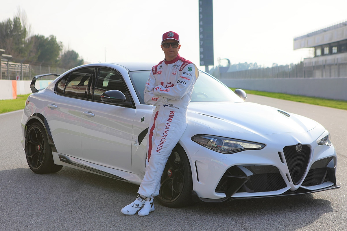 Kimi Räikkönen vor dem Alfa Romeo Giulia GTA 2021. Credit: Alfa Romeo
