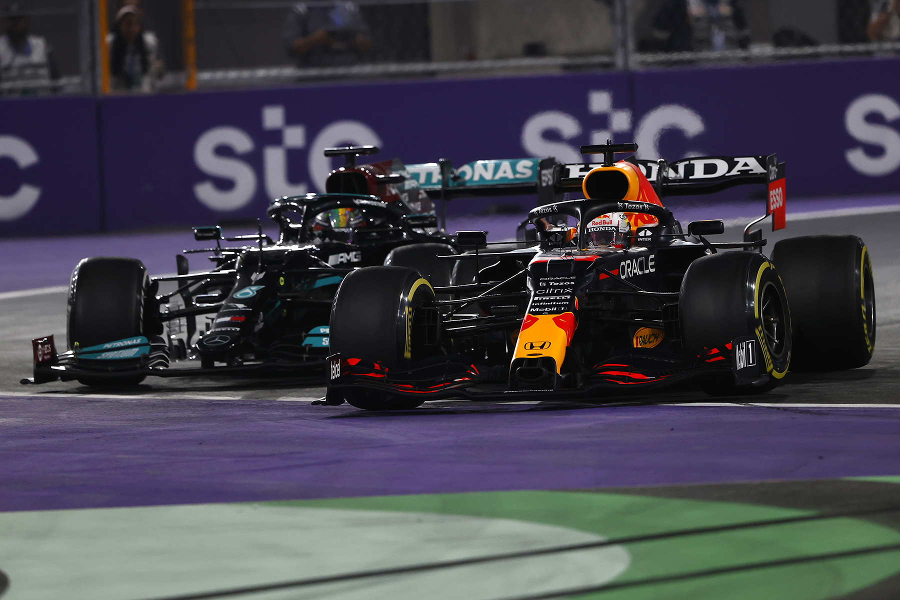 Formel 1 Lewis Hamilton und Max Verstappen im Duell Saudi Arabien GP 2021