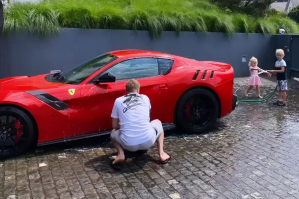 Formel 1 Kimi Räikkönen Ferrari F12 TDF. Credit: mintturaikkonen/Instagram