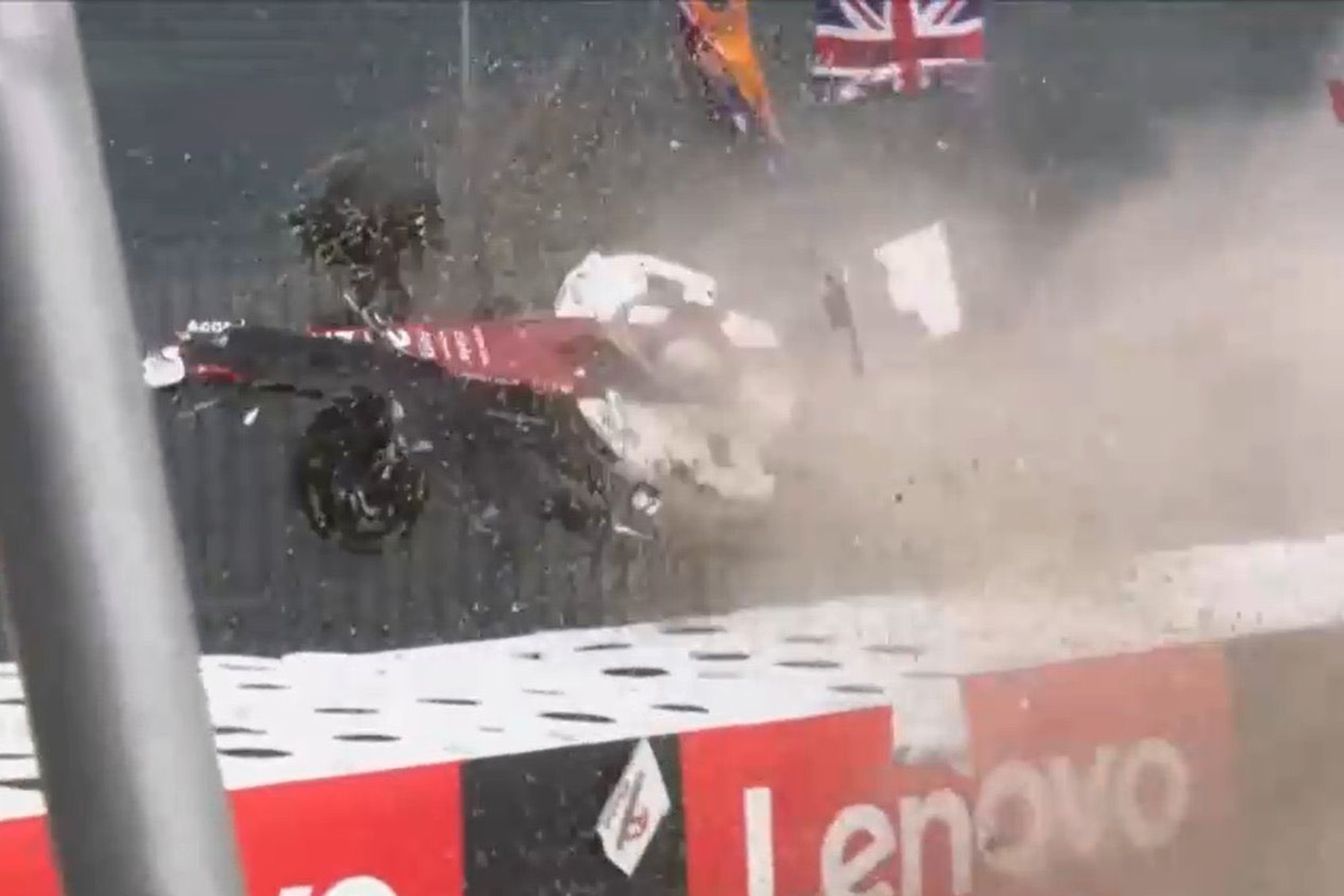 Formel 1 Zhou Silverstone Crash Großbritannien GP 2022