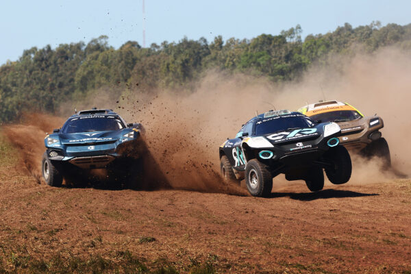 Mikaela Ahlin-Kottulinsky (SWE) / Johan Kristoffersson (SWE), Rosberg X Racing, vor Klara Andersson (SWE) / Nasser Al-Attiyah (QAT), Abt Cupra XE. Credit: Extreme E