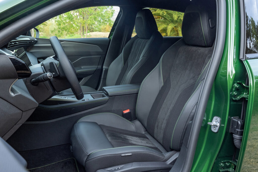 Peugeot 308 Plug-in Hybrid. Credit: Autoren-Union Mobilität/Stellantis