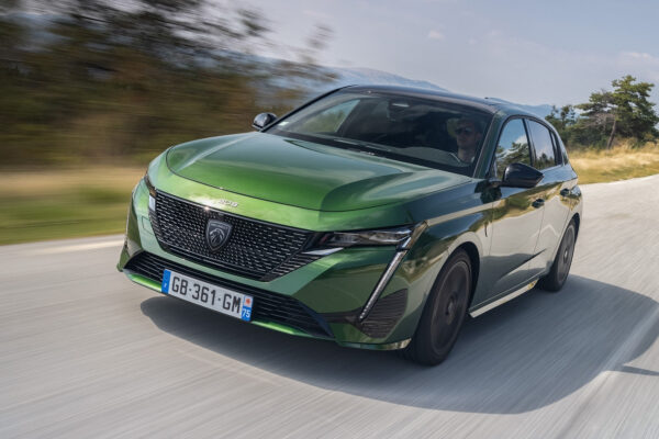 Peugeot 308 Plug-in Hybrid. Credit: Autoren-Union Mobilität/Stellantis