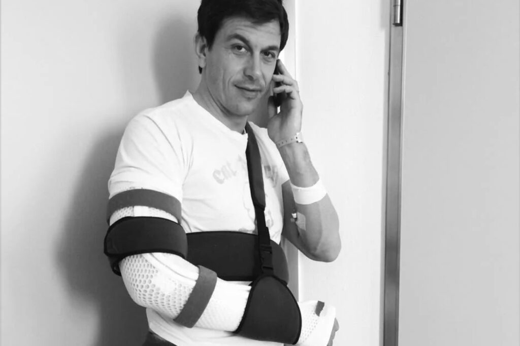 Formel 1 Toto Wolff Mercedes Arm Verletzung 2014