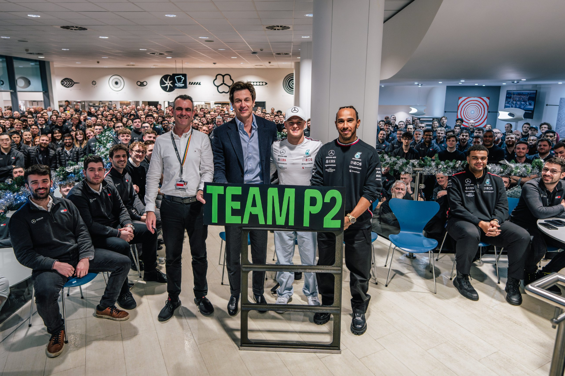 Formel 1 Mick Schumacher Toto Wolff Lewis Hamilton Mercedes Weihnachtsfeier Werk 2023