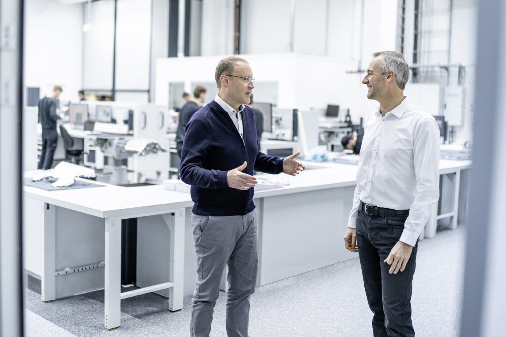 Formel 1 Audi Stefan Dreyer (links) und Adam Baker (rechts) in einer der Werkstätten für den Verbrennungsmotor. Credit: Audi