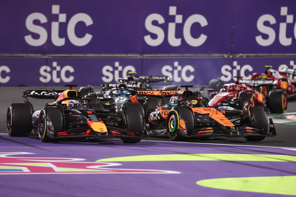 Formel 1 Max Verstappen und Oscar Piastri McLaren Red Bull Saudi Arabien 2025