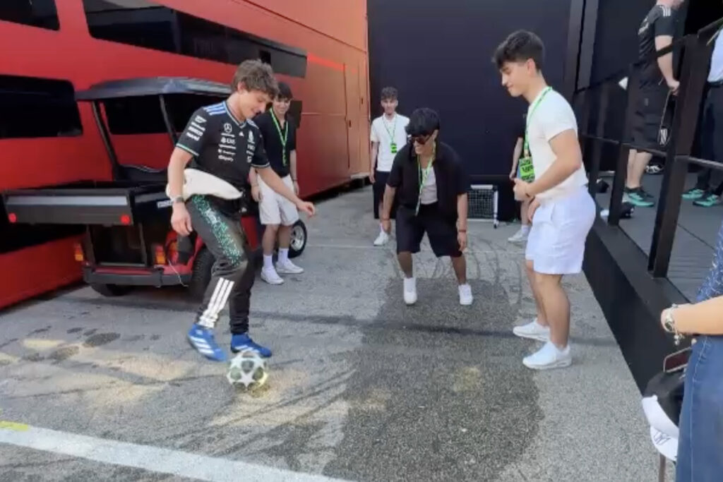 Formel 1 Kimi Antonelli mit Freunden in Imola Fußball 2025
