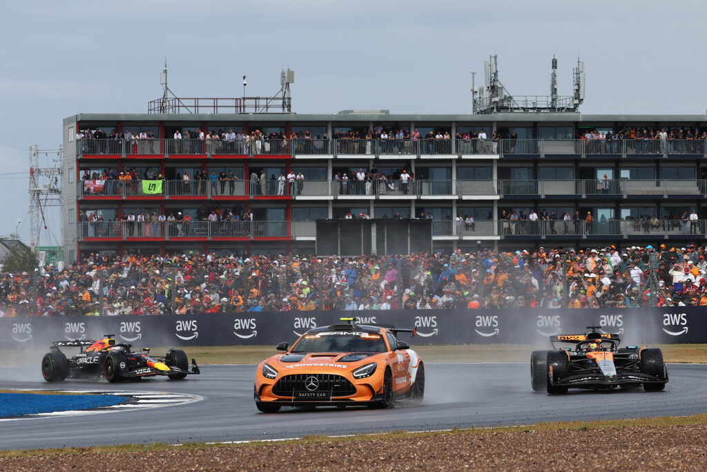 Formel 1 Oscar Piastri und Max Verstappen hinter dem Safety Car Silverstone 2025