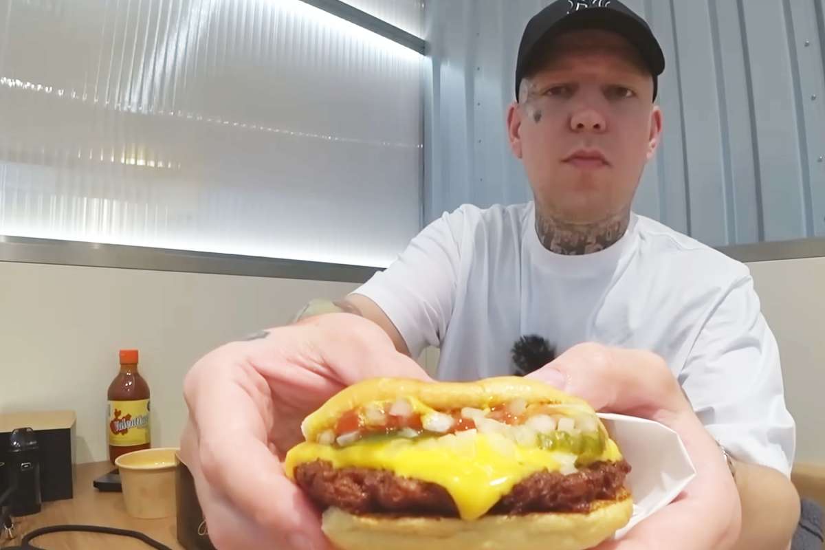 Monte isst Fleisch, MontanaBlack, Credit: Richtiger Kevin / YouTube