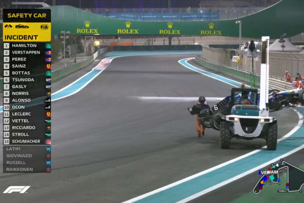 Das Wrack von Nicholas Latifi wird in Runde 55 von der Strecke abtransportiert, Credit: F1