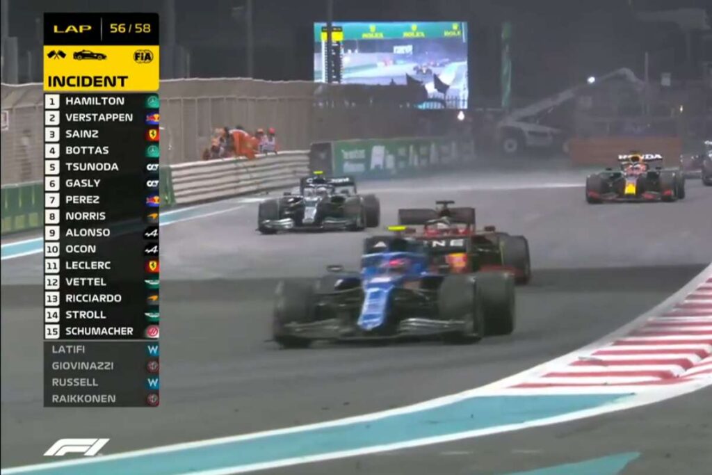 Runde 56: Der letzte Marshall springt just über die Streckenbarriere, eine Überrundungserlaubnis lässt jedoch auf sich warten