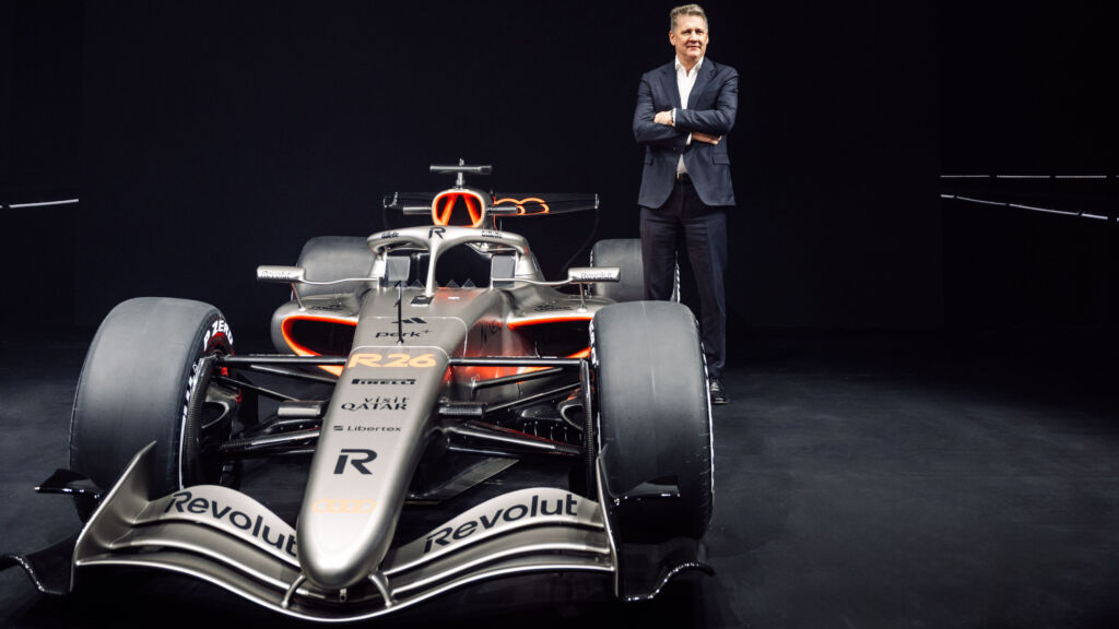 Formel 1 Audi CEO Gernot Döllner neben dem Audi R26