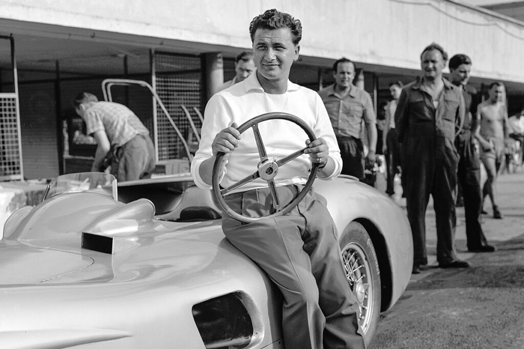 Hans Hermann bei Versuchsfahrten auf dem Autodrom in Monza im August 1955 am Formel 1-Rennwagen W 196 R. Credit: Mercedes