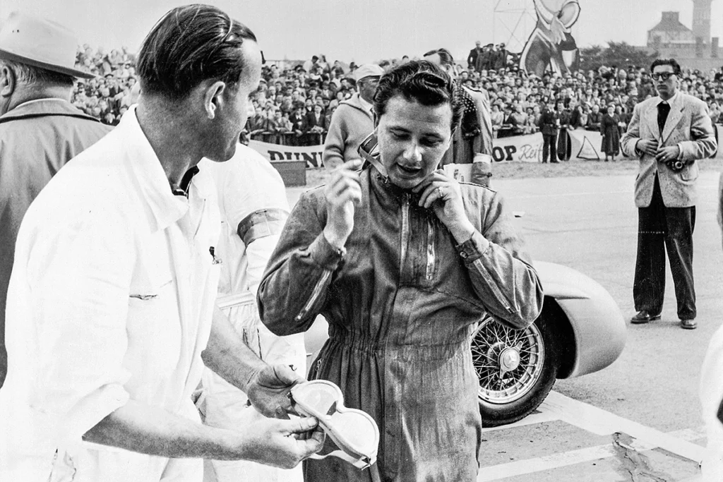 Hans Hermann während der Startvorbereitungen zum Großen Preis von Berlin auf der Avus, 1954. Credit: Mercedes