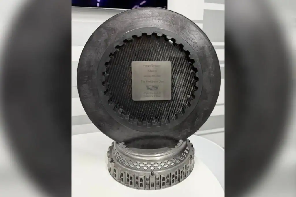 Sergio Perez Geburtstagsgeschenk Cadillac, Bremsscheibe, Credit: Cadillac